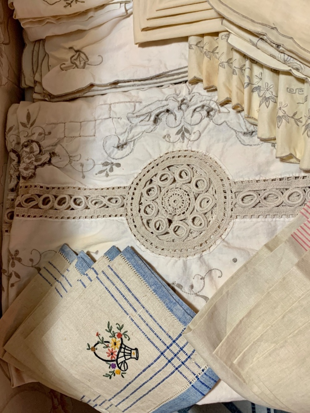 Lot Vintage Embroidered Crocheted Tablecloth Runners Napkins Craft Upcycle Use - Picture 2 of 6